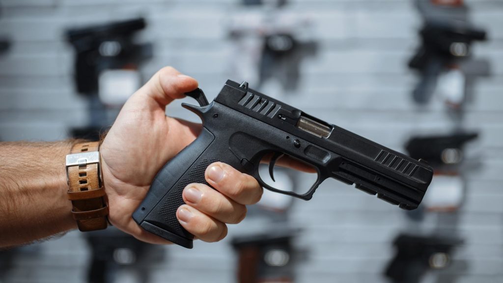 Welche Genehmigung ist für das Führen einer Waffe im Personenschutz notwendig?
